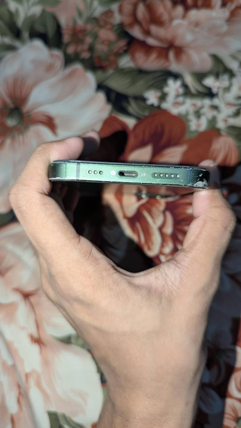 Apple iPhone 13 4