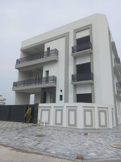 1 Kanal Corner Building 60*60 Park Facing