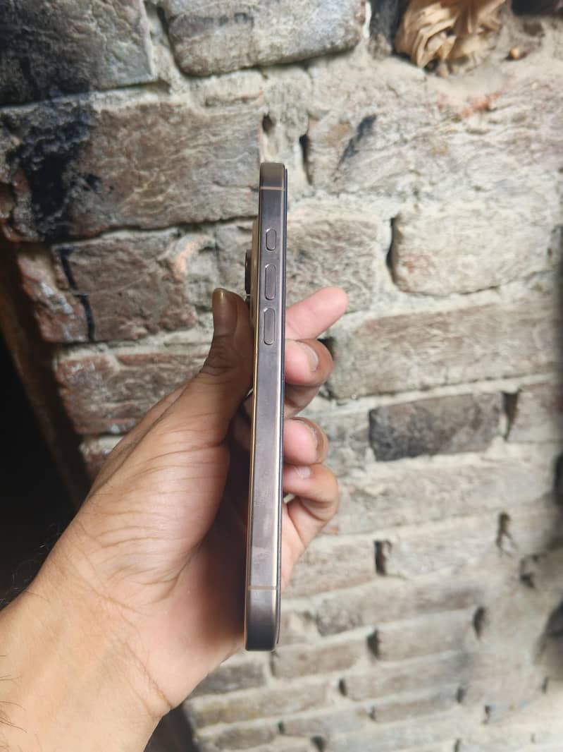 Apple iPhone 16 Pro 1
