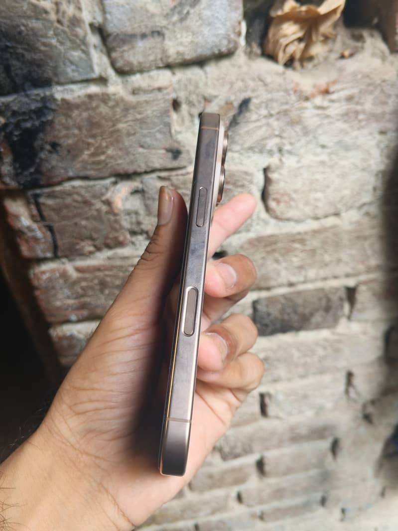 Apple iPhone 16 Pro 2
