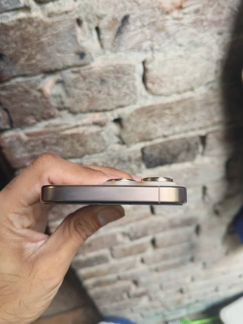 Apple iPhone 16 Pro 3