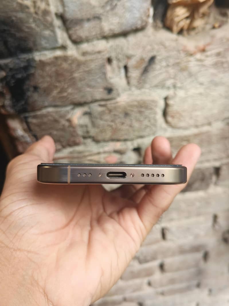 Apple iPhone 16 Pro 4
