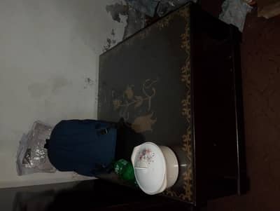 larki Kay sofa hai mazboot Sath full size ka table hai