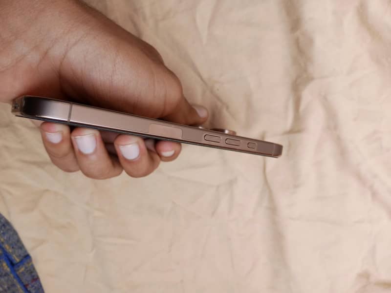 Apple iPhone 16 Pro 1