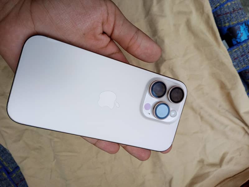Apple iPhone 16 Pro 3