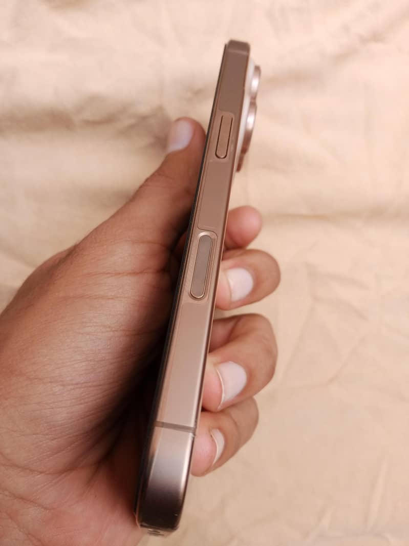Apple iPhone 16 Pro 4