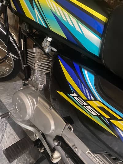 Honda CG 125 brand new condition only 1800 km driven 0313 4190473