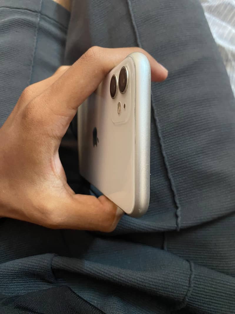 Apple iPhone 11 4