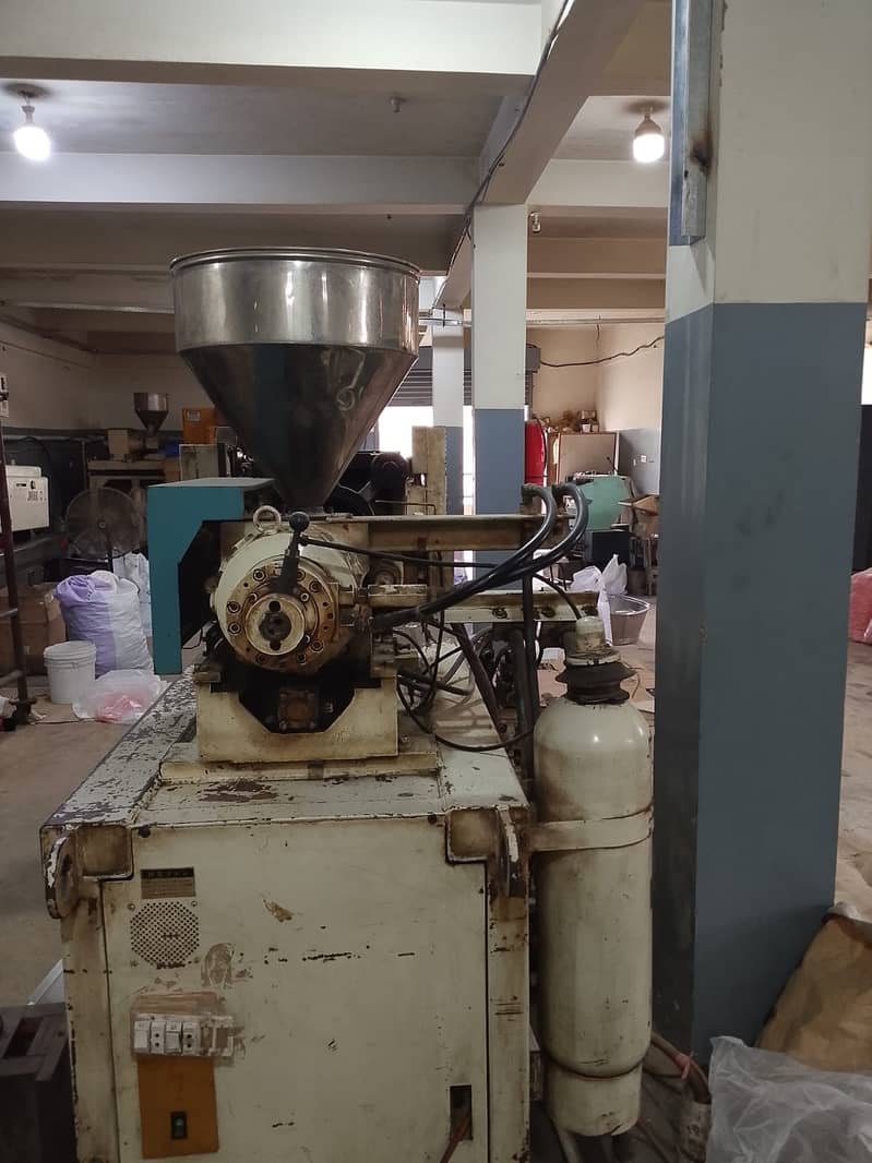 Injection molding machine 8
