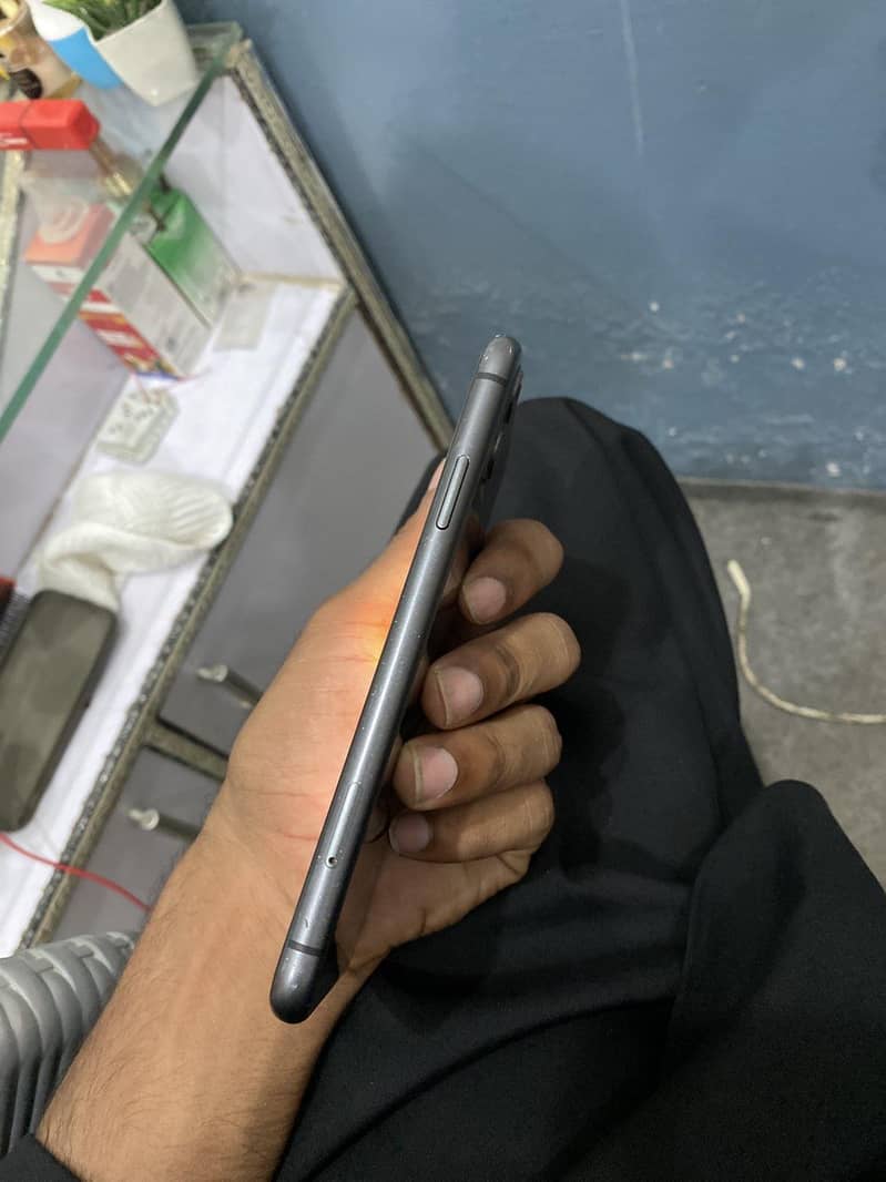 Apple iPhone 11 4
