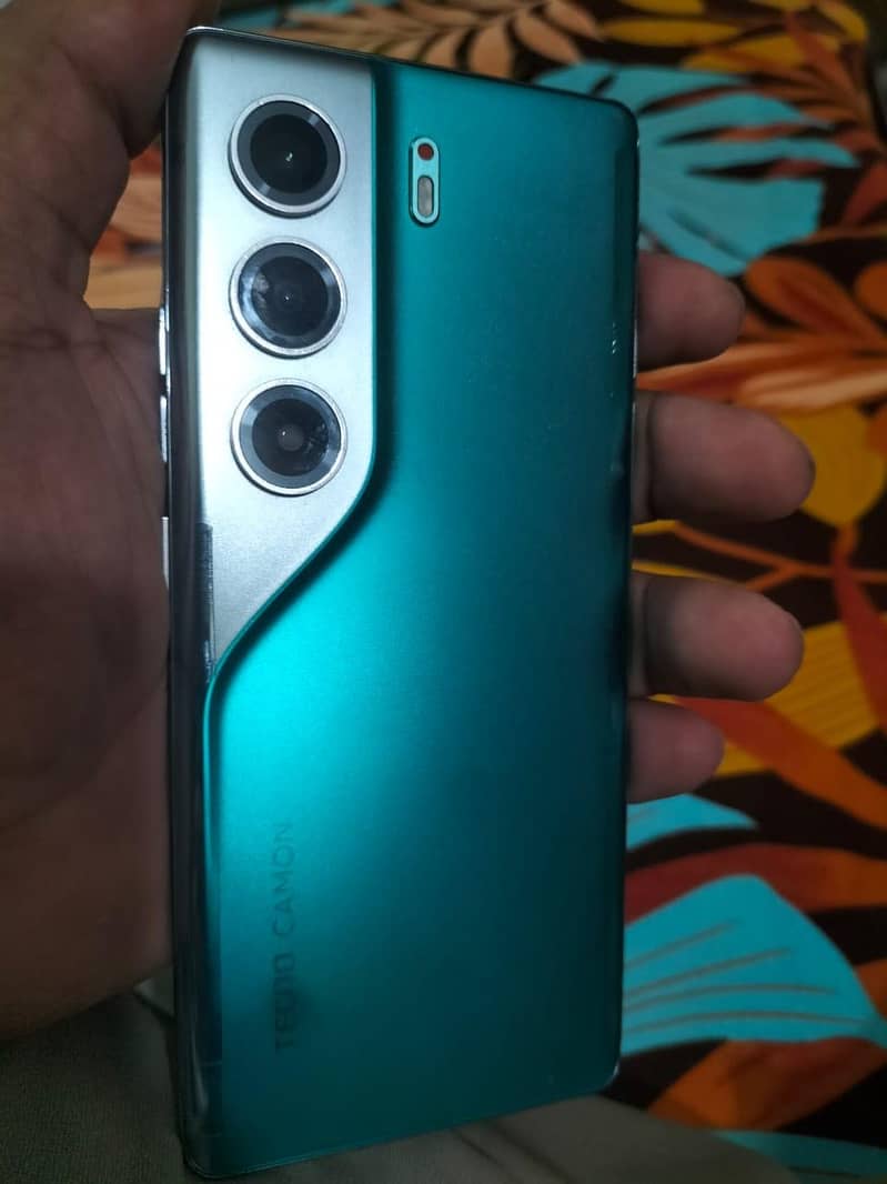Tecno CAMON 40 Pro 1