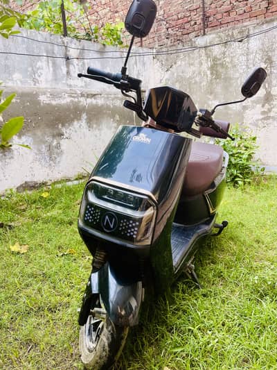 Crown firefly electric Scooty( In warranty)  Lithium ion battery