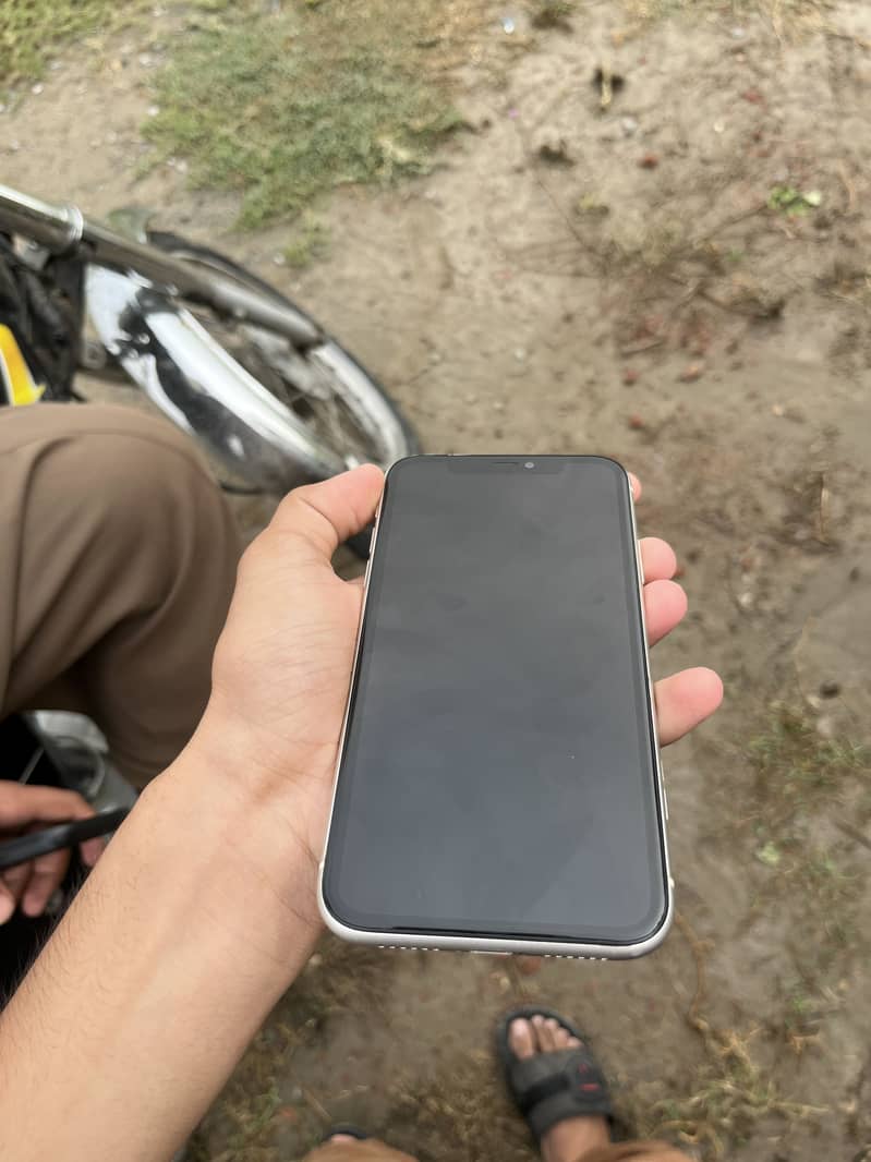 Apple iPhone 11 4