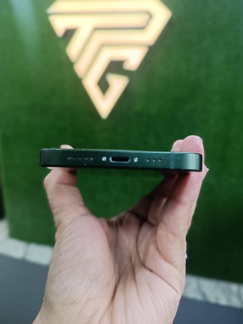 Apple iPhone 13 2