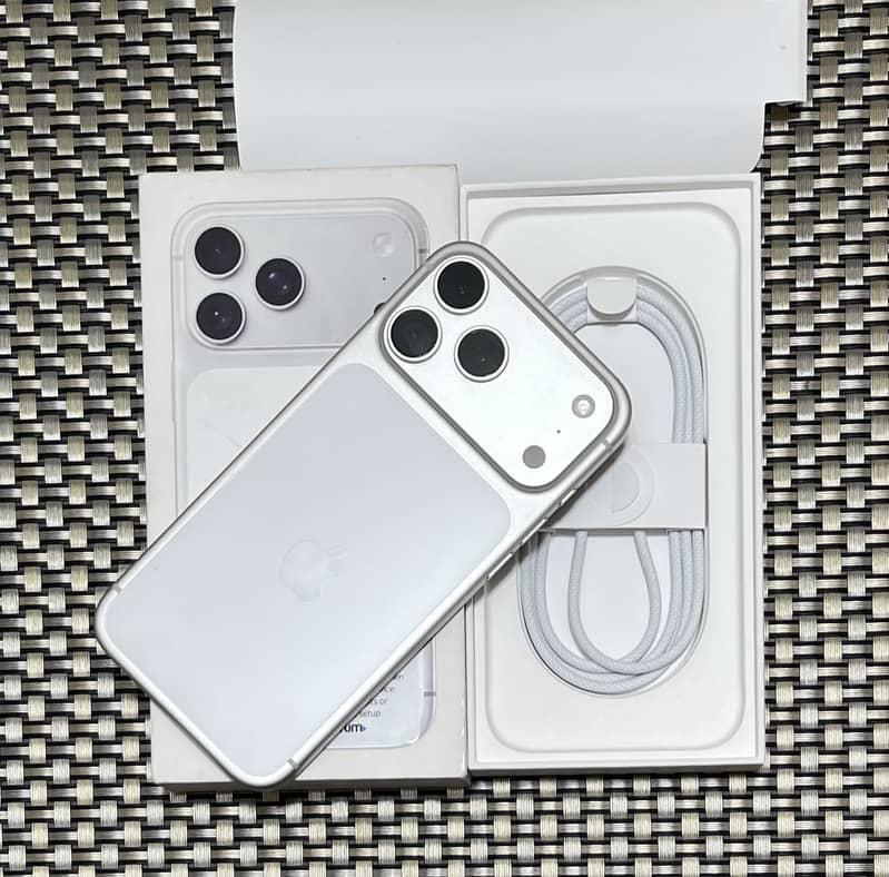 Apple iPhone 17 Pro Max 0