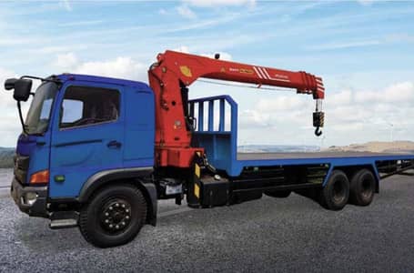 truck crane driver jis nay hino 7D ya ftr chalaya howa hoo