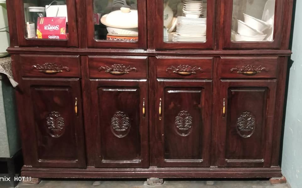 چینیوٹی بلکل نیو کینڈیشن ٹیبل اور شوکیس 1