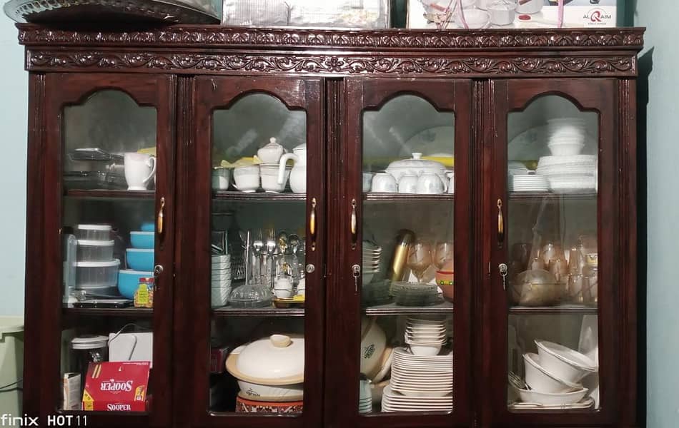 چینیوٹی بلکل نیو کینڈیشن ٹیبل اور شوکیس 2