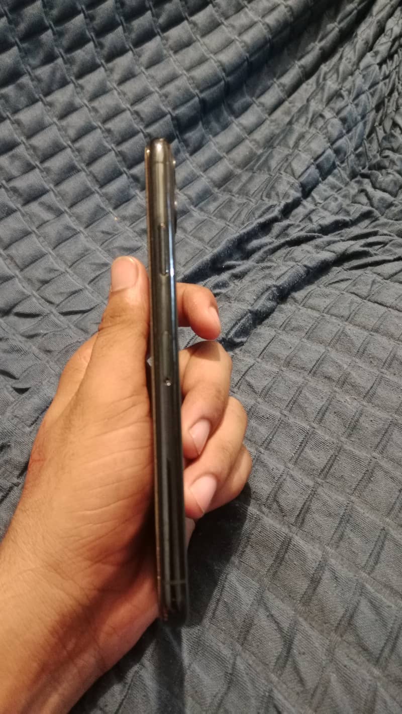 Apple iPhone 11 Pro Max 2