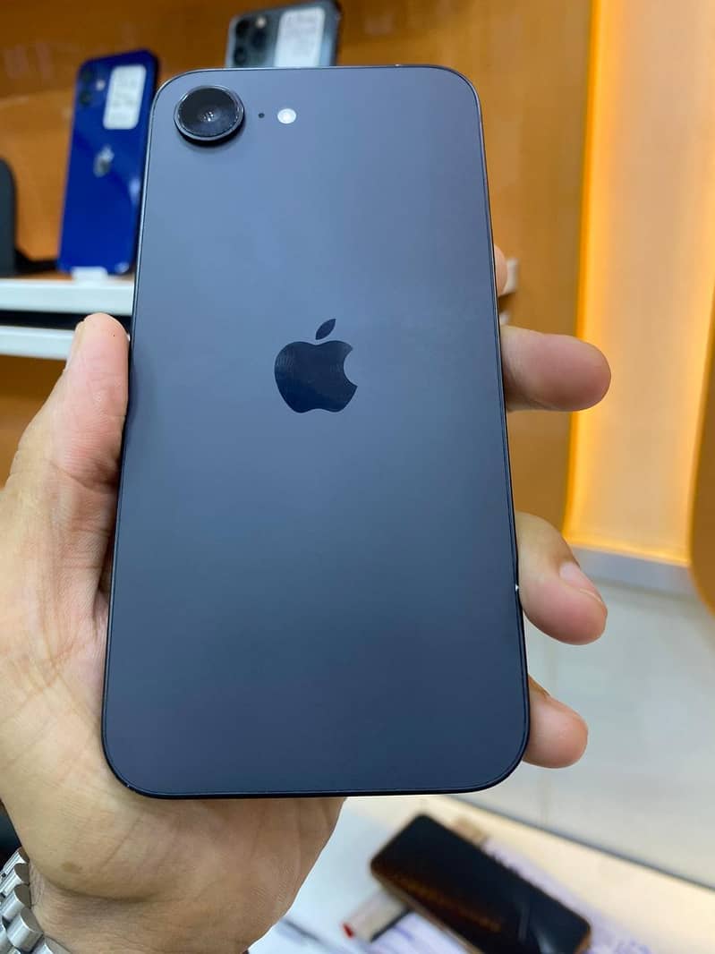 Apple iPhone 16e 0