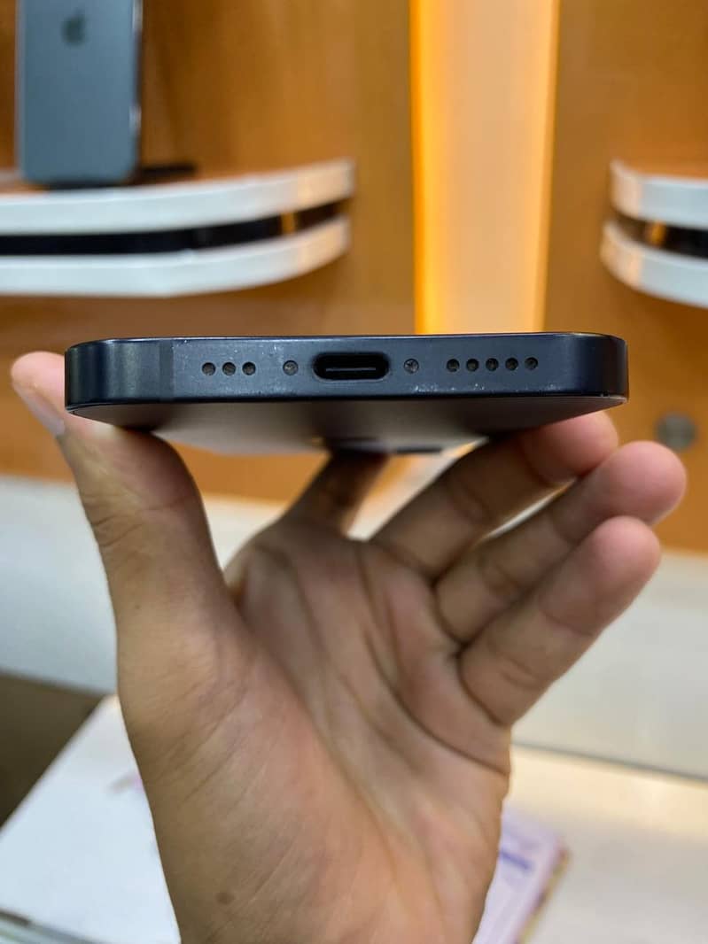Apple iPhone 16e 2