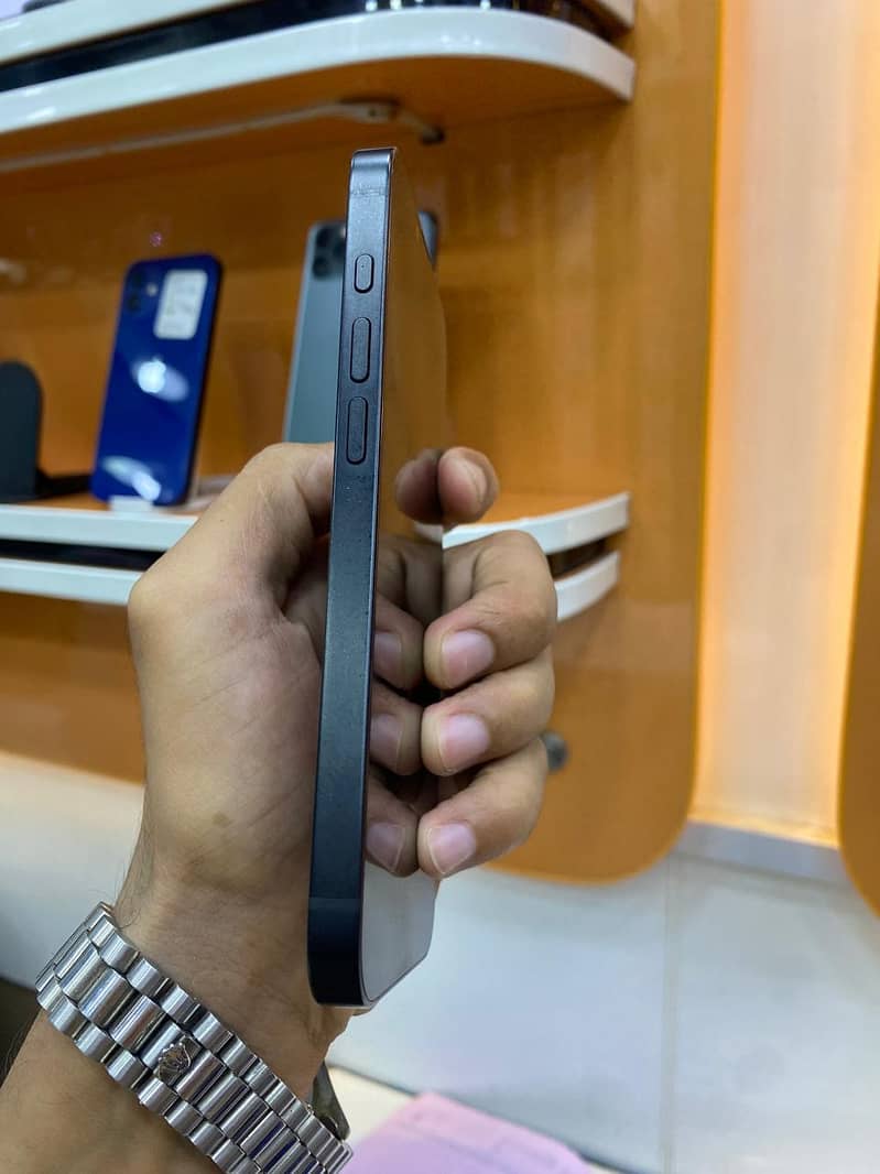 Apple iPhone 16e 3
