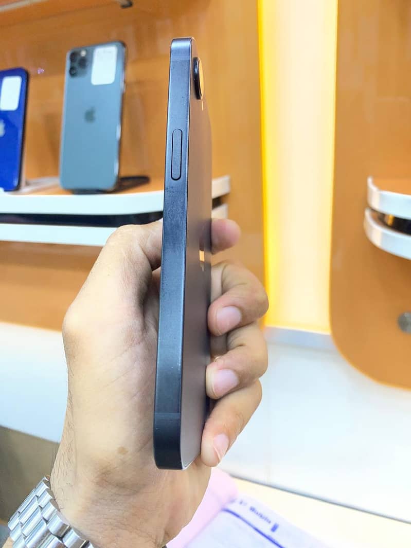 Apple iPhone 16e 4