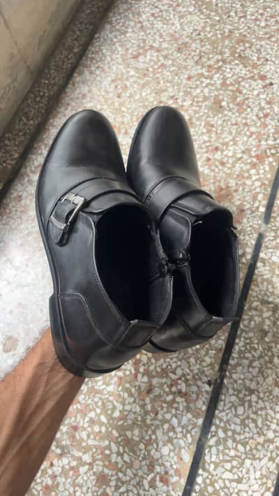 ESSENTIAL LEATHER CHELSEA BOOTS