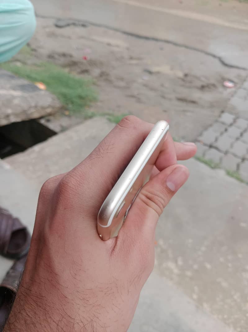 Apple iPhone 7 3