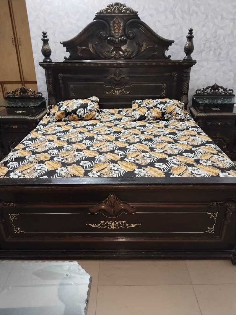 Bed and dressing table 0