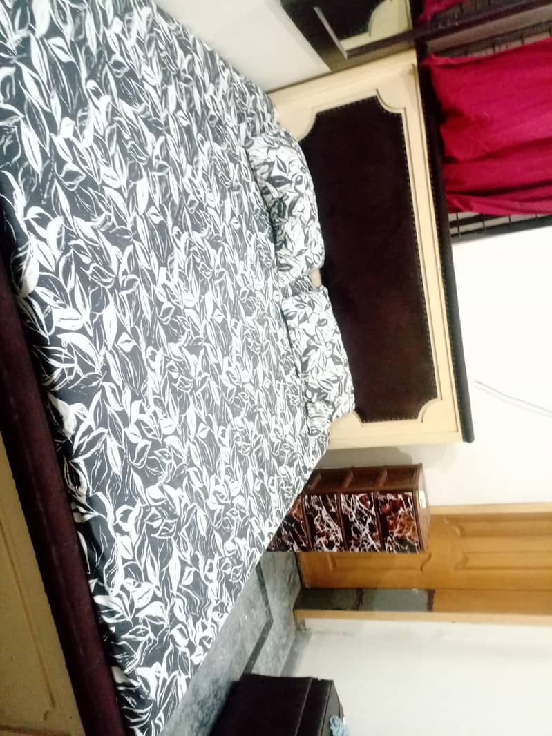 solid wood valvet poshish bed. condition 7/10 0