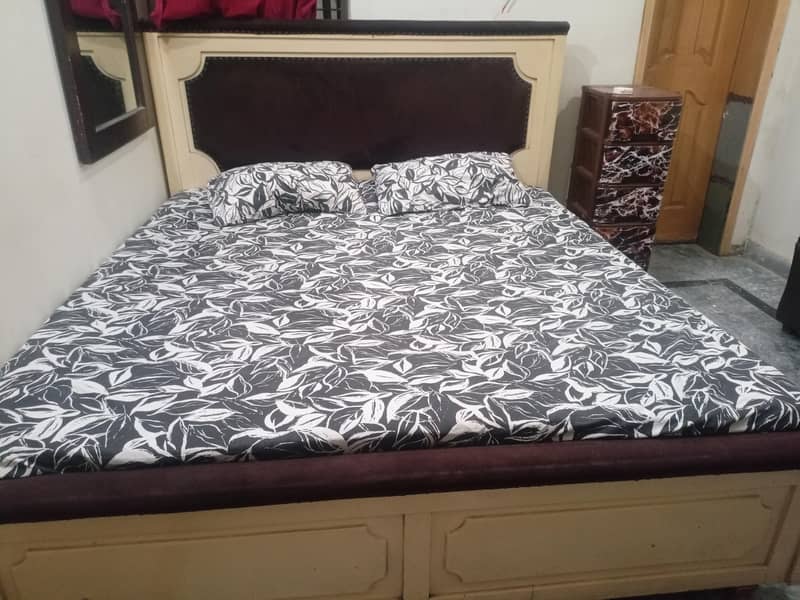 solid wood valvet poshish bed. condition 7/10 1