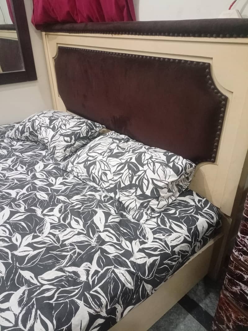 solid wood valvet poshish bed. condition 7/10 2