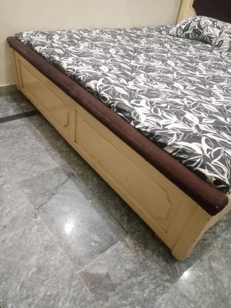 solid wood valvet poshish bed. condition 7/10 4