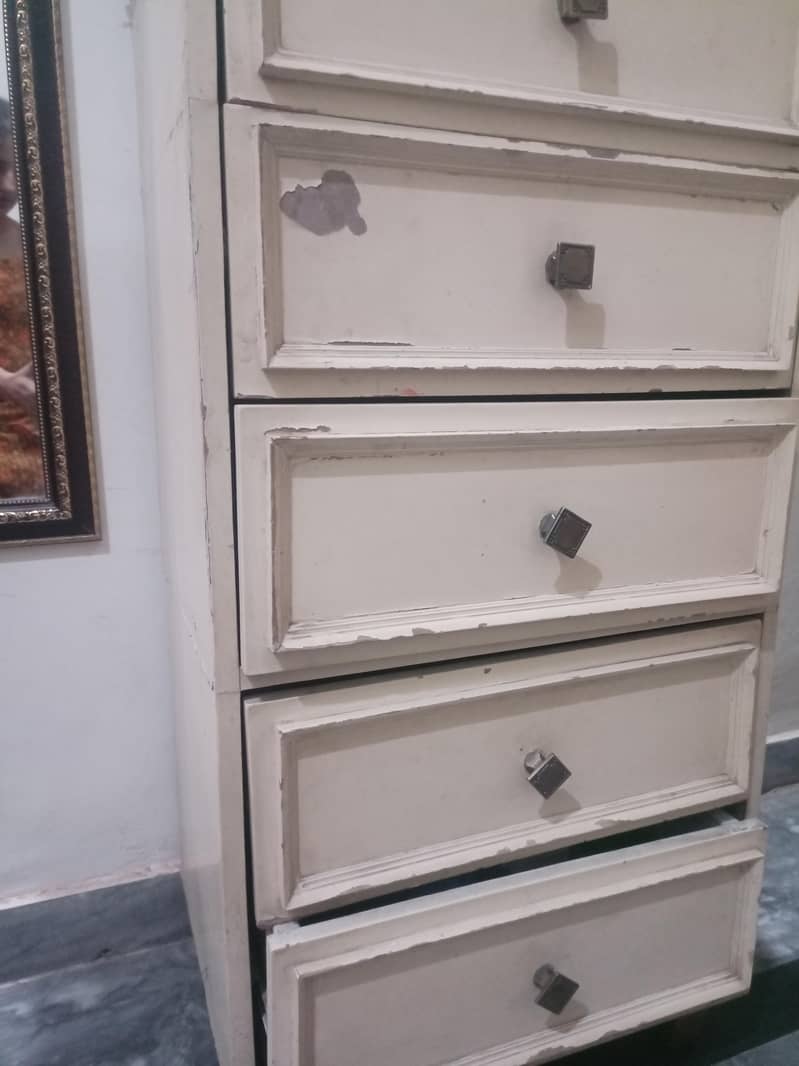 solid wood valvet poshish bed. condition 7/10 5
