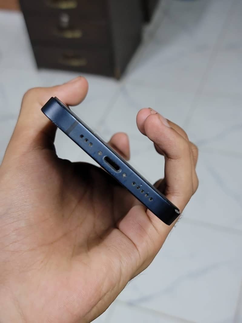 Apple iPhone 12 4