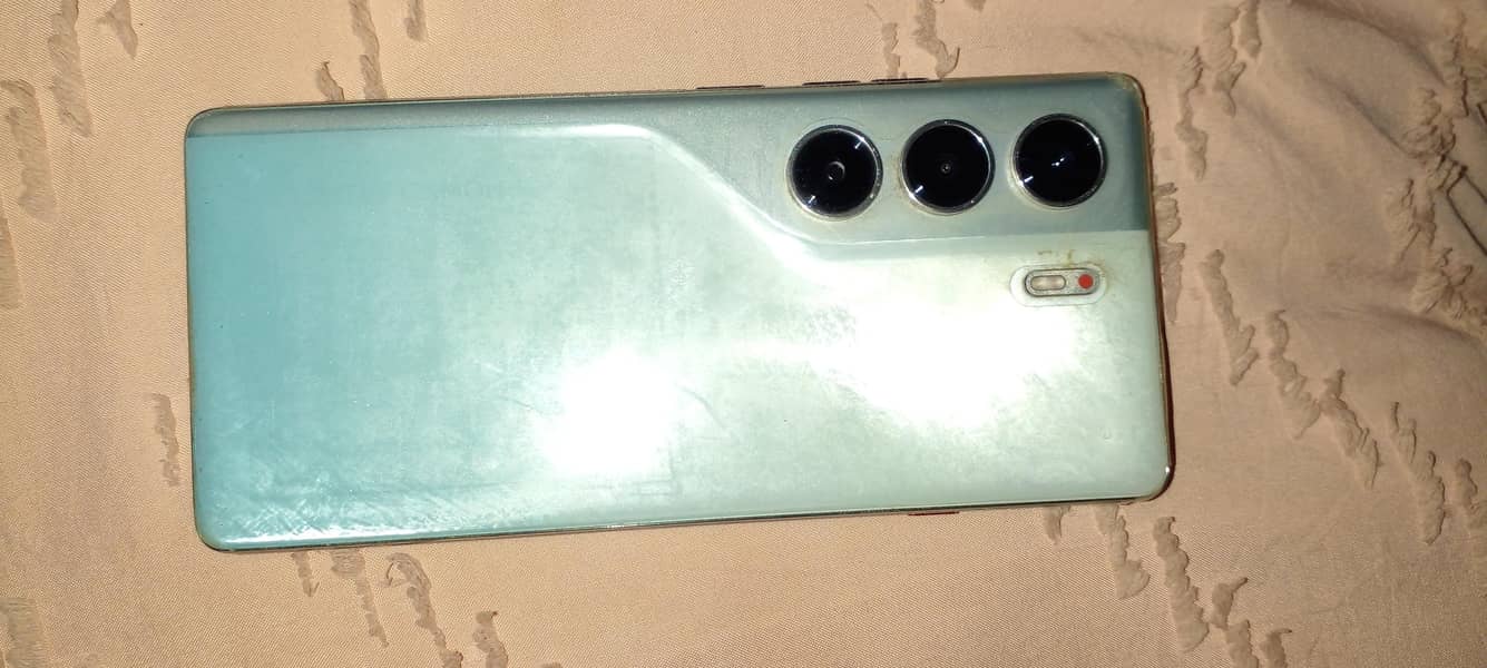 Tecno CAMON 40 Pro 1