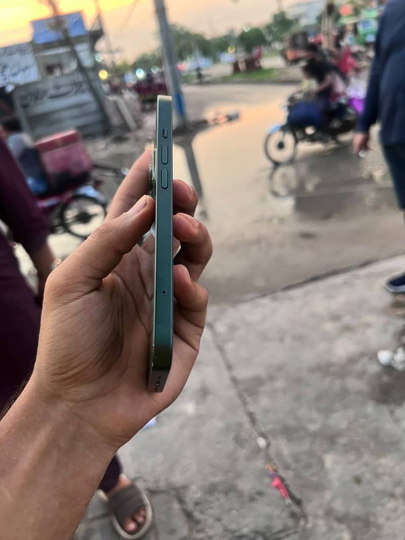 iPhone 13 0