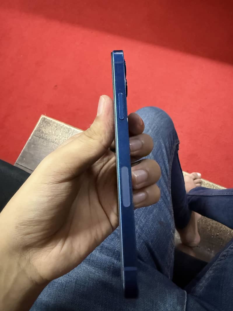 Apple iPhone 12 4