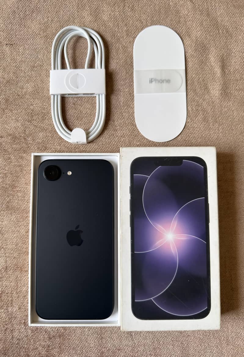 iPhone 17e Complete Box 0