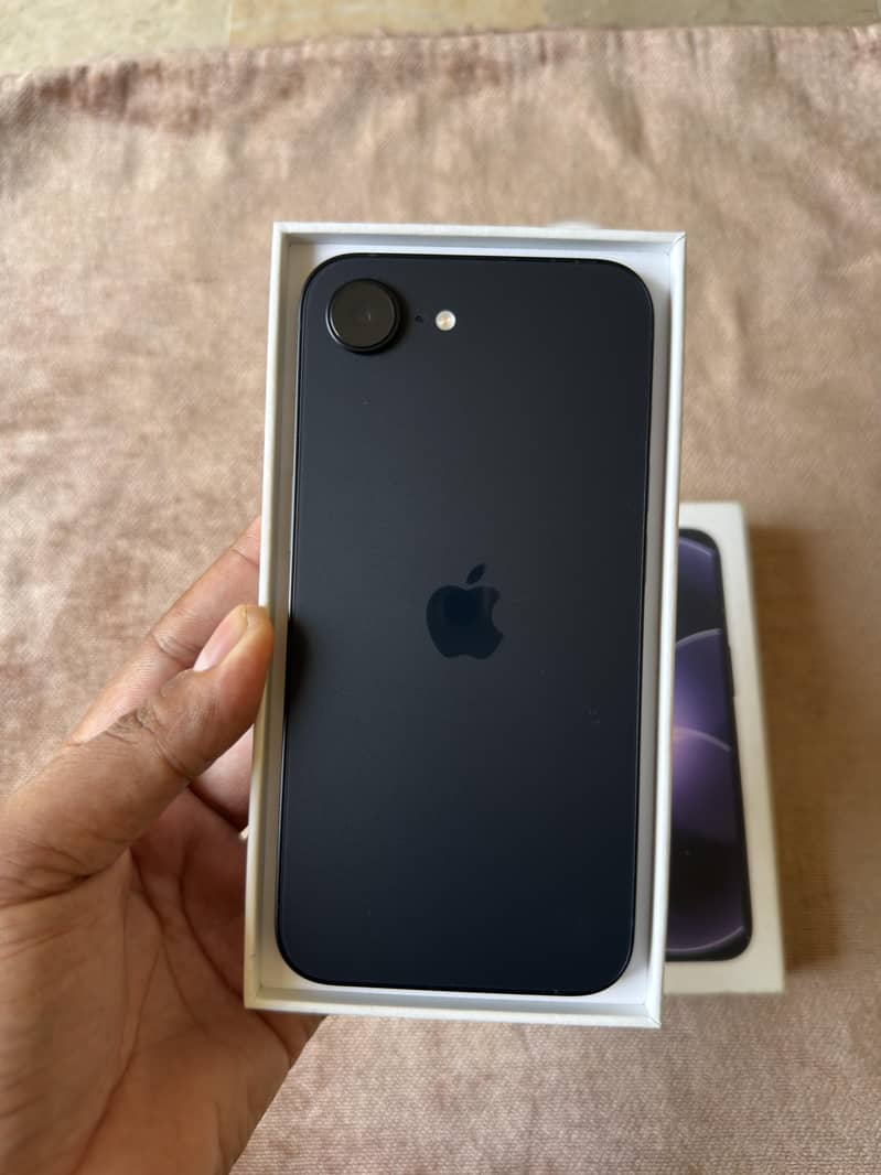 iPhone 17e Complete Box 2