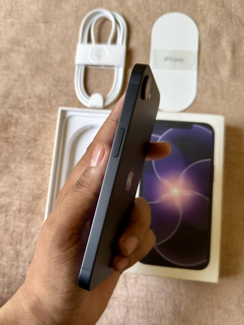 iPhone 17e Complete Box 3