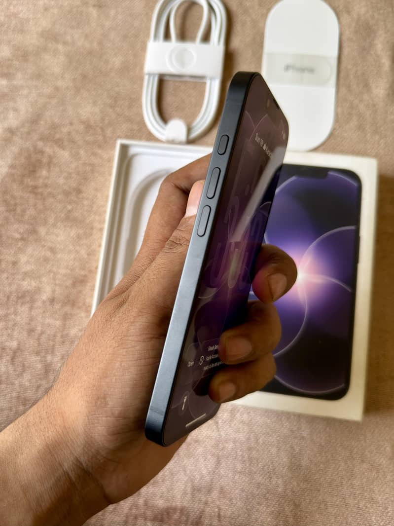 iPhone 17e Complete Box 4