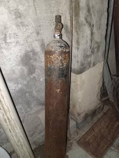 oxygen cylinder and gauge double pipe