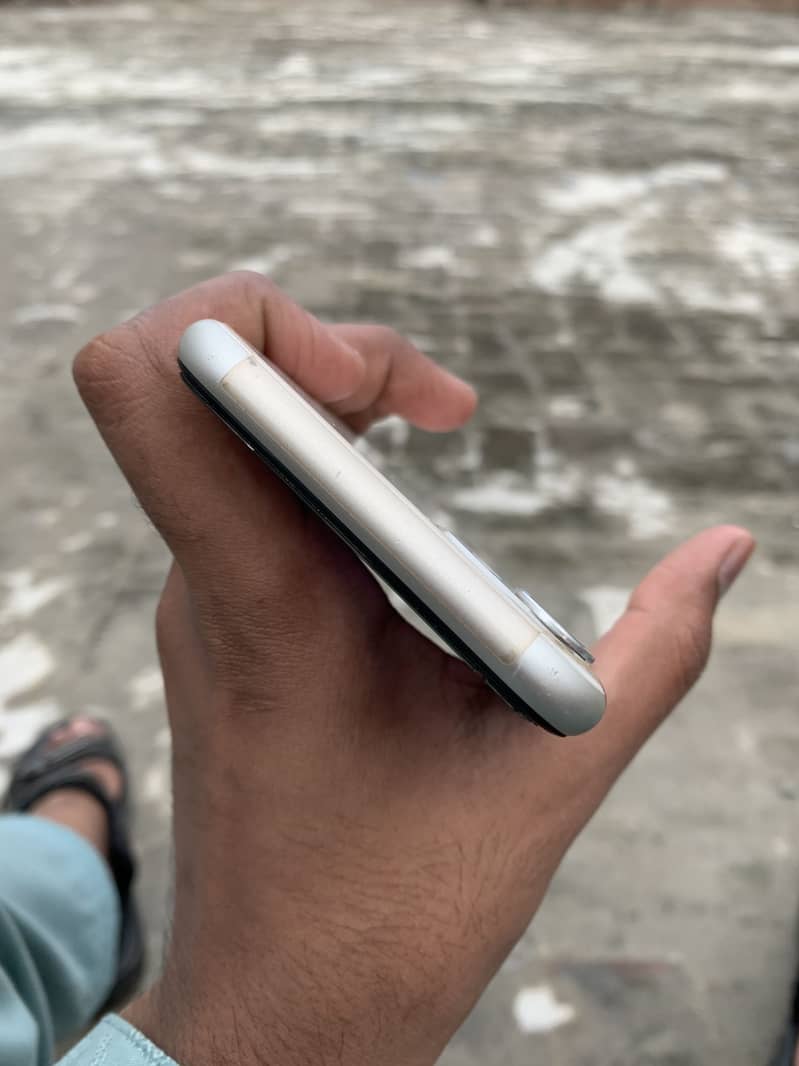 Apple iPhone 11 3