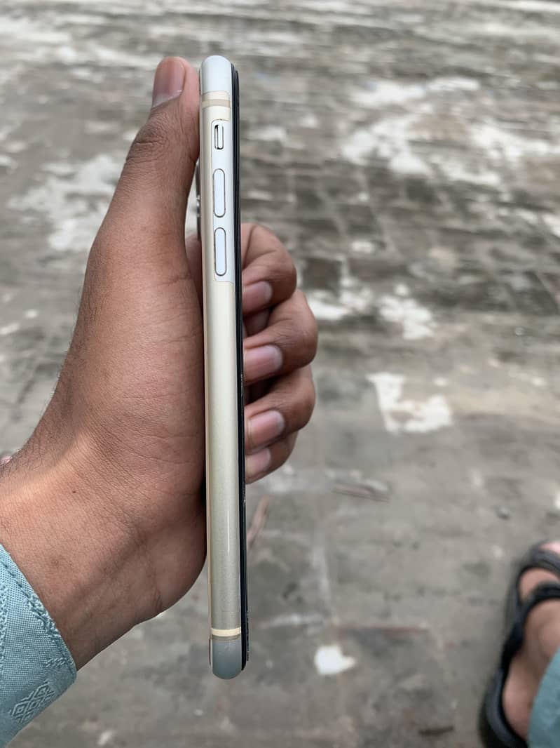 Apple iPhone 11 4