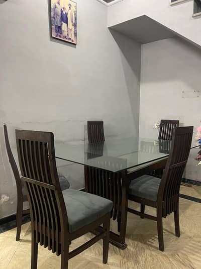 Dinning table in good condition