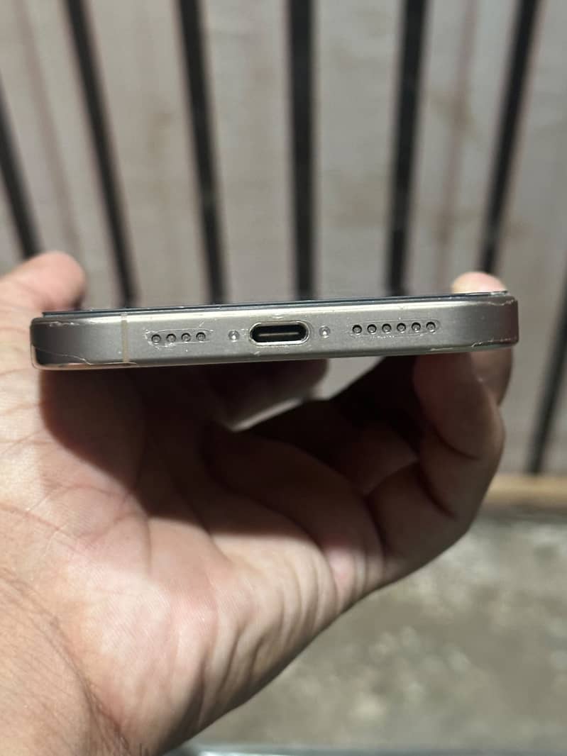 Apple iPhone 16 Pro Max 4