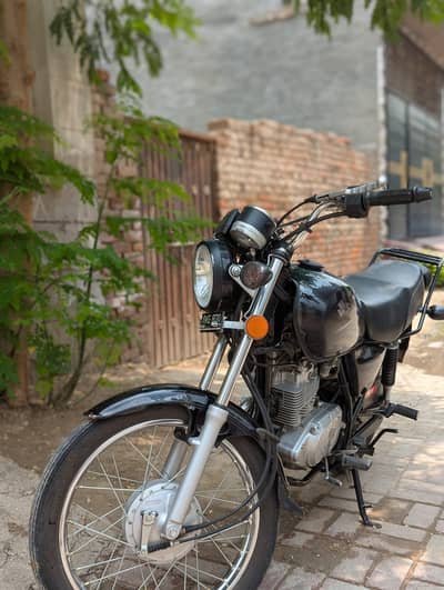 Suzuki GS 150 (black colour)