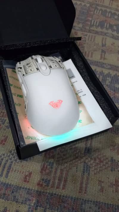 this is a 3-5 days used brand new mouse urgent sale good conditon